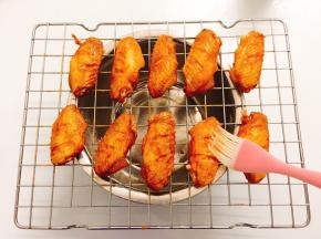 鸡翅一共烤制时间为40分钟:烤10分钟时候取出来给鸡翅两面刷上蜂蜜水（蜂蜜水：蜂蜜2:1水），继续放入烤箱烤20分钟时候再次给鸡翅刷上蜂蜜水，鸡翅翻一面烤10分钟