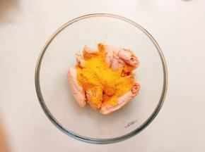 倒入奥尔良调理包