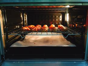 在烤箱下面放入一个烤盘，在烤盘下垫一张油纸，方便清理，烤箱预热195度10分钟