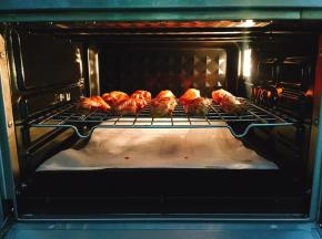 在烤箱下面放入一个烤盘，在烤盘下垫一张油纸，方便清理，烤箱预热195度10分钟