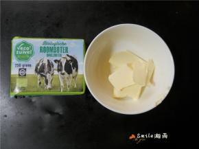 黄油取出，切成小块（这里用的是乐荷有机黄油，据说是中国第一有机黄油，买来试试果然奶香浓郁、口感醇正）。