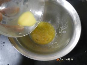 黄油加入鸡蛋液。