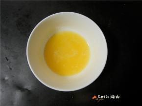 黄油隔热水融化。