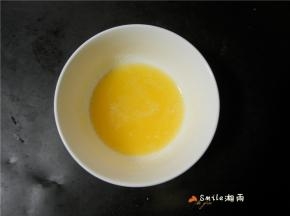 黄油隔热水融化。