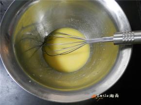 用手抽搅拌均匀。