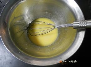 用手抽搅拌均匀。