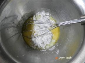 放入奶粉、糖粉搅匀。