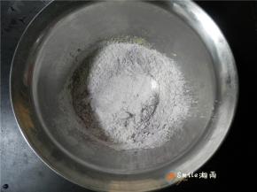 筛入低粉、紫薯粉。