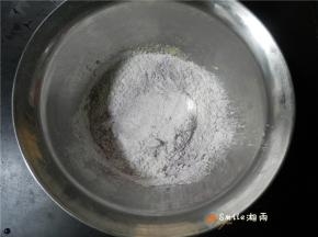 筛入低粉、紫薯粉。