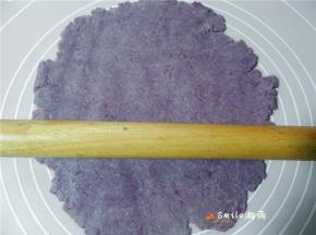 擀成0.3厘米的面片。