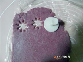 用模具按压出花朵。