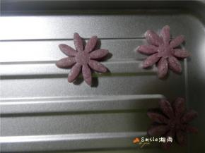 花朵排在烤盘上（烤箱180度预热10分钟）。