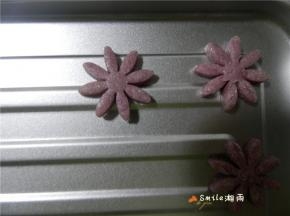 花朵排在烤盘上（烤箱180度预热10分钟）。
