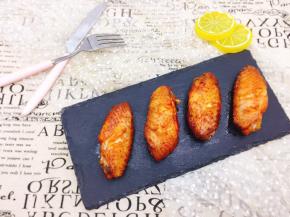 喝啤酒配奥尔良烤翅，享受