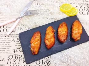 喝啤酒配奥尔良烤翅，享受