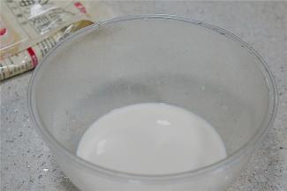 将纯牛奶与白糖配在一起，打至糖化。