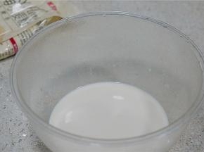 将纯牛奶与白糖配在一起，打至糖化。