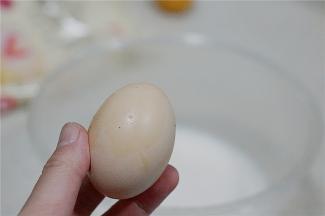 然后再加入鸡蛋，分次加是为了让食材更好的融合。