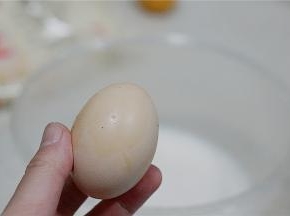 然后再加入鸡蛋，分次加是为了让食材更好的融合。