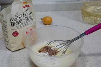 再将金龙鱼糕点粉与可可粉称量在里面。