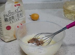 再将金龙鱼糕点粉与可可粉称量在里面。