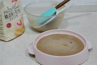 为了让饼皮口感更好，我们可以过滤一下面糊。