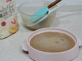 为了让饼皮口感更好，我们可以过滤一下面糊。