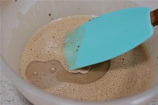 面粉易融，可可粉不易融，就要用刮刀压刮至完全融合。