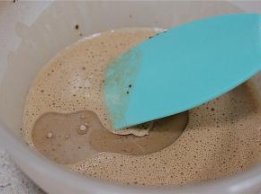 面粉易融，可可粉不易融，就要用刮刀压刮至完全融合。