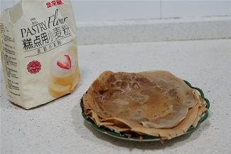 然后用薄饼机，煎烙出厚薄相等的饼皮，看着外围有点脆干，放一下就会回软。