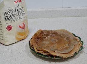 然后用薄饼机，煎烙出厚薄相等的饼皮，看着外围有点脆干，放一下就会回软。