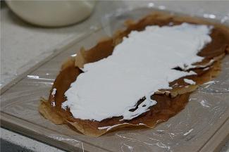 淡奶油配糖粉打发好，然后三张饼皮分叠好，将拌好的淡发码在中间。