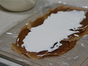 淡奶油配糖粉打发好，然后三张饼皮分叠好，将拌好的淡发码在中间。