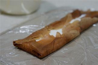 再三个方面叠好，轻轻由下往上卷好，再用保鲜膜包好入冰箱冷藏数小时。