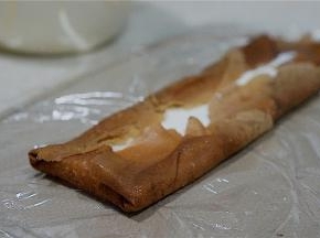 再三个方面叠好，轻轻由下往上卷好，再用保鲜膜包好入冰箱冷藏数小时。