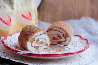 吃的时候再用可可粉点缀一下表面，这样子也可以更好的中和一下成品卷的甜味。