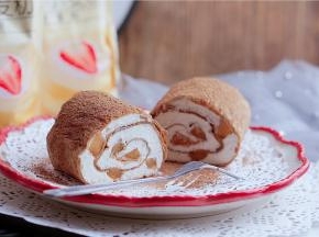 吃的时候再用可可粉点缀一下表面，这样子也可以更好的中和一下成品卷的甜味。