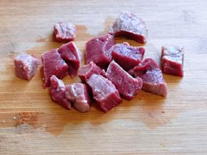 牛肉小块。(选用牛里脊肉)