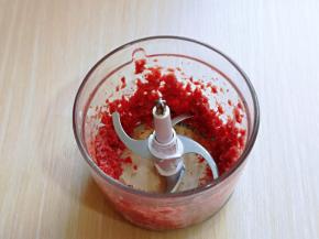 放入绞肉机中，绞成肉糜。