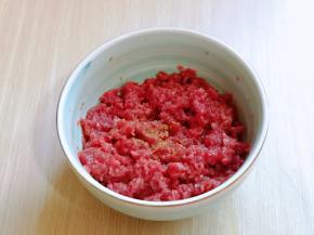 将肉糜放入碗中，加入料酒，十三香，盐搅拌均匀，腌制10分钟。