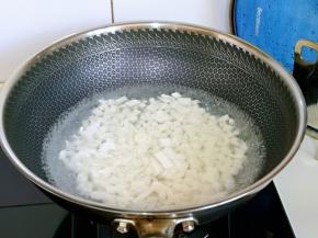 焯水；锅中加水烧开，下豆腐丁再次烧开捞出。