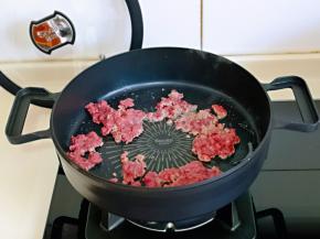 起油锅，加入腌制好的牛肉末。