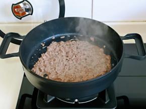 中小火煸炒至牛肉变色。