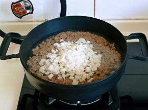 再加入焯水的豆腐丁。