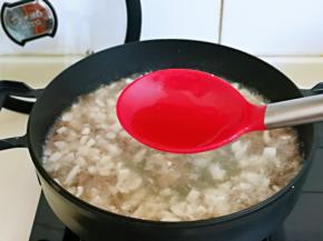 烧开后加入蛋白，顺着锅的外围一圈一圈的倒入。