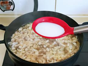 倒入化开的淀粉液勾芡。