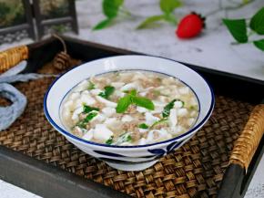 宝贝一口气喝了两碗。