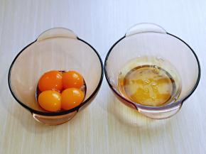 首先将蛋白与蛋黄分离，如图。