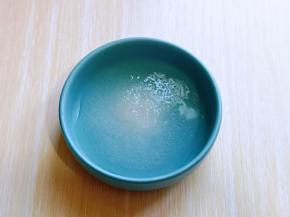 醋倒入碟中，加入盐与糖。(盐的量根据个人口味增减)