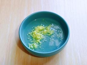 加入切好的姜末，搅拌均匀备用。